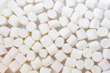 Birçok küçük silindirik parçalar ışık pembe ve beyaz hatmi, şekerlemeler