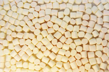 Birçok küçük silindirik parçalar ışık pembe ve beyaz hatmi, şekerlemeler