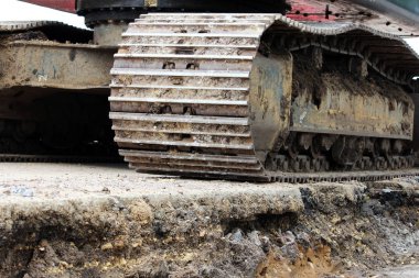 Bir yol onarım ücreti çalışan büyük inşaat serpmek. röportaj shortting