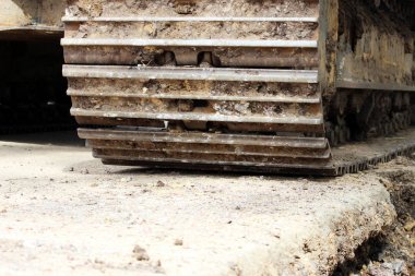 Bir yol onarım ücreti çalışan büyük inşaat serpmek. röportaj shortting