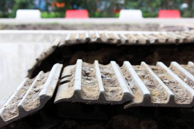Bir yol onarım ücreti çalışan büyük inşaat serpmek. röportaj shortting