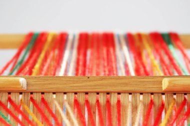 Kemer desenleri ile yapmak için mini makine dokuma. Halk sanatı, el yapımı. Ayrıntı