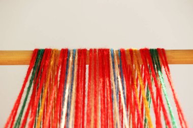 Kemer desenleri ile yapmak için mini makine dokuma. Halk sanatı, el yapımı. Ayrıntı