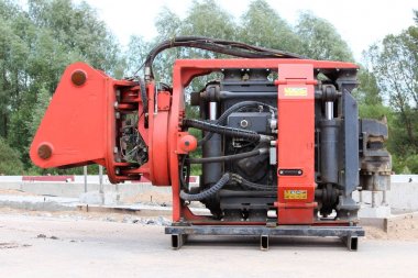 Vibratör makine veya vibro hammer Çakma bir ana yol kavşağı inşaatı sitede duruyor. Rusya