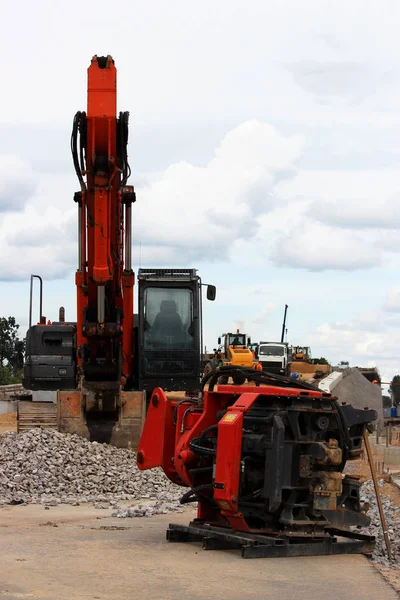 Rüttelpfahlvortriebsmaschine Oder Rüttelhammer Steht Auf Der Baustelle Eines Wichtigen Verkehrsknotenpunktes — Stockfoto