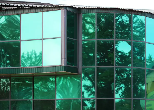 Большие Зеленые Окна Торговом Центре Города — стоковое фото