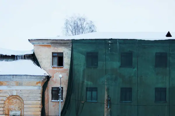 Restaurierung Des Historischen Altbaus Und Eine Schützende Grüne Gebäudehülle Gatchina — Stockfoto