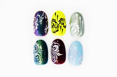 tırnak uzatma ve manikür eğitimi sırasında tasarım uygulanmasında eğitim için birçok plastik pembe ipuçları. Monogram, çiçek ve hayvanlarla yapıştırılan macunlar şeklinde deneme öğrenci çalışmaları.