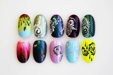 tırnak uzatma ve manikür eğitimi sırasında tasarım uygulanmasında eğitim için birçok plastik pembe ipuçları. Monogram, çiçek ve hayvanlarla yapıştırılan macunlar şeklinde deneme öğrenci çalışmaları.