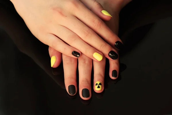 Piękny Czarny Żółty Manicure Lakier Shellac Formie Znak Niebezpieczeństwa Radioaktywnych — Zdjęcie stockowe