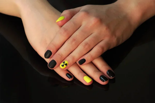 Bella Manicure Nera Gialla Con Vernice Gommalacca Sotto Forma Segno — Foto Stock