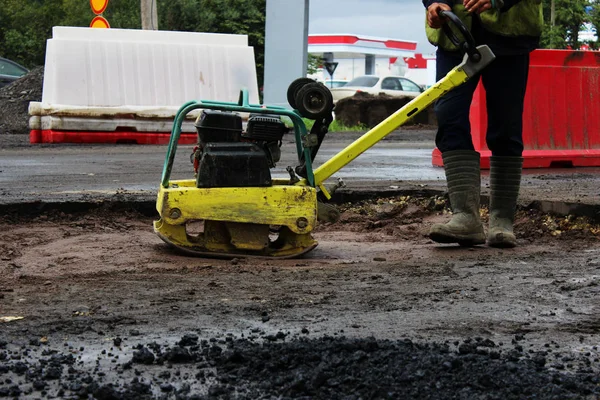 Road Byggnadsarbetare Komprimerar Jorden Med Kompakt Vibartionsspis Innan Asfaltering Problematisk — Stockfoto