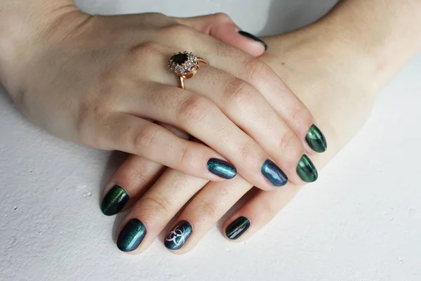 Ręce Młodej Dziewczyny Zielonym Manicure Który Pokazuje Znak Biohazard Zagrożenie — Zdjęcie stockowe