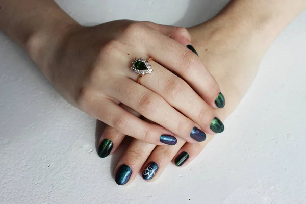 Mani Una Giovane Ragazza Con Manicure Verde Che Mostra Segno — Foto Stock