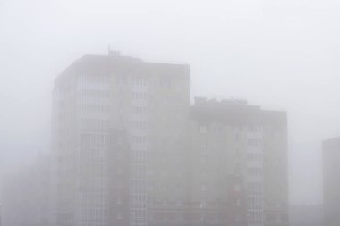 Sabahın erken saatlerinde sis bahar çok katlı şehir evde.