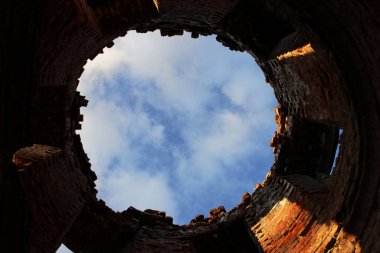 Gökyüzünde bir delik var. İçinde pencereler olan tuğla parçalanmış bir boru..