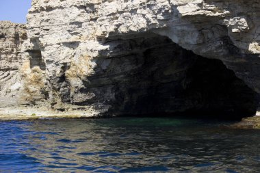 Dağdaki büyük deniz mağarası. Kayalık yüzeyin yapısı görülebilir. saf su