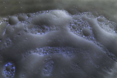 Kirli gri arka planda mavi kabarcıklar. Bilgisayar işleme, ters çevirme. tehlike kavramı.