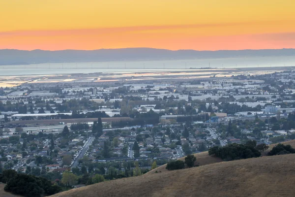 Mlhavý západ slunce nad Silicon Valley — Stock fotografie