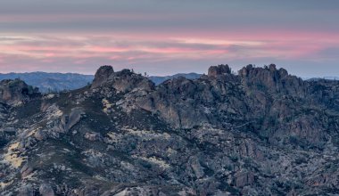 Günbatımı üzerinde yüksek dorukları Pinnacles Milli Parkı, Kaliforniya, ABD