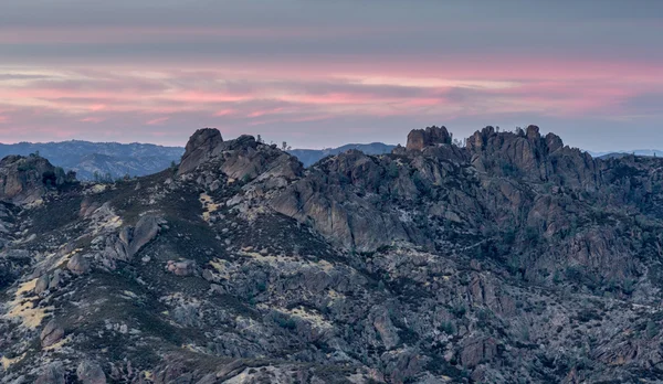 落日高大的山峰的尖塔国家公园，加利福尼亚州，美国 — 图库照片