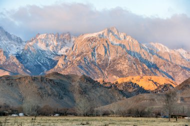 Sunrise Mt. Whitney ve Sierra Nevada dağlarına. Lone Pine, Kaliforniya, ABD