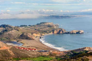 Rodeo Beach ve Fort Cronkhite havadan izleme. 