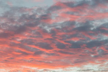 Pembe, turuncu, mavi ve gri renk günbatımı gökyüzü.