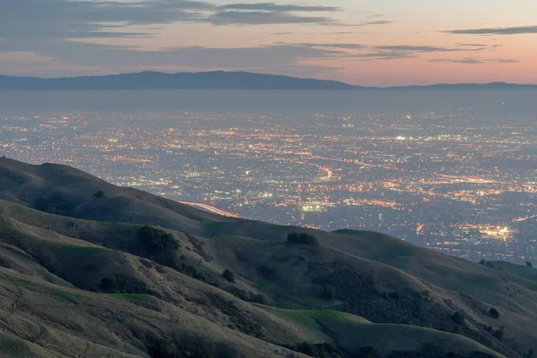 Silicon Valley and Rolling Hills at Dusk. Mission Peak Regional Preserve, Fremont, California, USA. — Stock Photo, Image