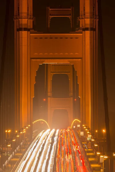 Noite de trânsito pesado na Golden Gate Bridge — Fotografia de Stock