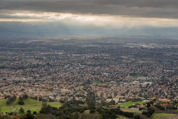 Vista aerea della Silicon Valley, Green Countryside e Ominous Sky — Foto Stock