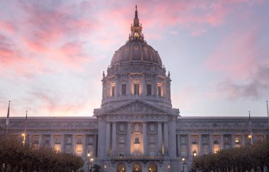 Günbatımı üzerinde San Francisco City Hall