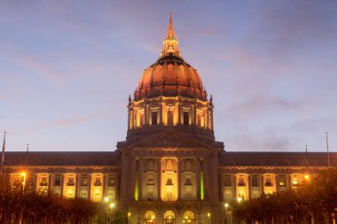 San Francisco City Hall üzerinde alacakaranlık.