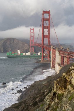 Golden Gate Köprüsü üzerinde fırtınalı gökyüzü