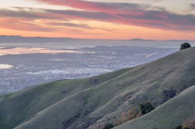 Silikon Vadisi ve inişli çıkışlı tepeler gün batımında. Anıt tepe, Ed R. Levin ilçe Park, Milpitas, Kaliforniya, ABD.