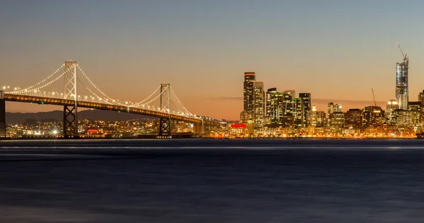 San Francisco-Oakland Körfezi Köprüsü ve San Francisco manzarası, Kaliforniya, ABD — Stok fotoğraf