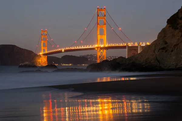 De Golden Gate Bridge en Baker strand reflecties — Stockfoto