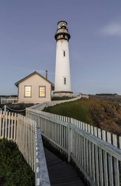 Pigeon Point Lighthouse på en tydlig vinter natthimmel. — Stockfoto