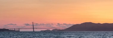 Golden Gate Köprüsü ve Marin Hills Panorama günbatımı.