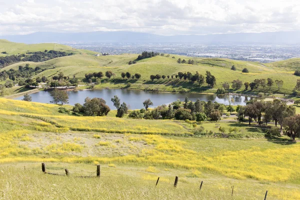 Sandy Wool Lake y Santa Clara Valley en primavera . — Foto de Stock