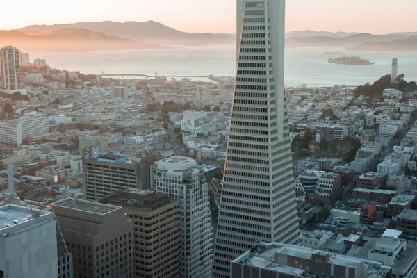 Solnedgång över Telegraph Hill, Alcatraz Island och San Francisco Bay från det finansiella distriktet. — Stockfoto