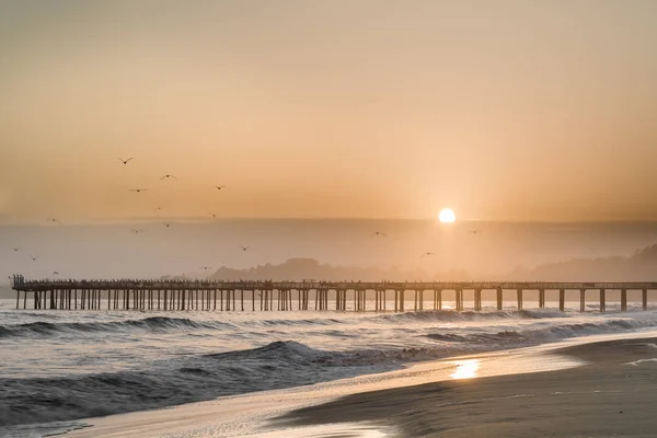 Hazy Sunset over Seacliff State Beach. — Stock Photo, Image
