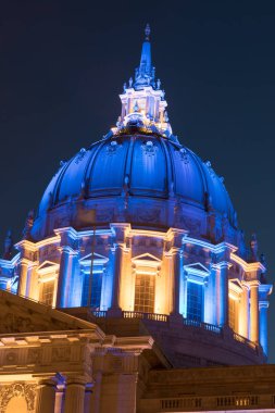 San Francisco City Hall renklerde Golden State Warriors.