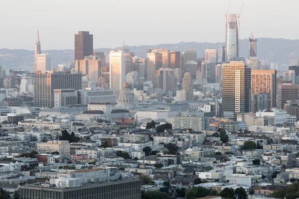 Západ slunce svítí na San Francisco Downtown. — Stock fotografie