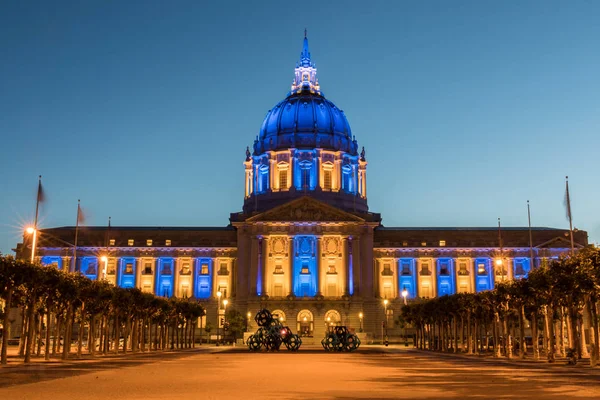 San Francisco City Hall renklerde Golden State Warriors.