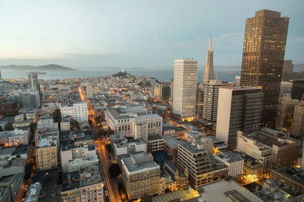 Veduta aerea del distretto finanziario di San Francisco e della baia di San Francisco vista dal quartiere Nob Hill . — Foto Stock