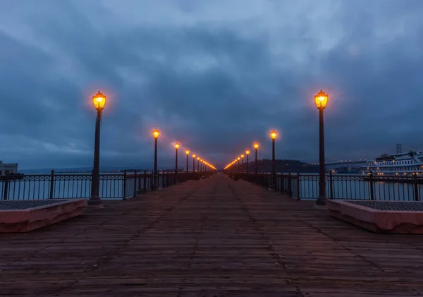 Седьмой пирс обращен к заливу Сан-Франциско перед рассветом — стоковое фото