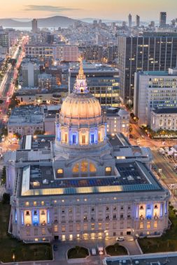 San Francisco City Hall alacakaranlıkta North West arıyorsunuz.