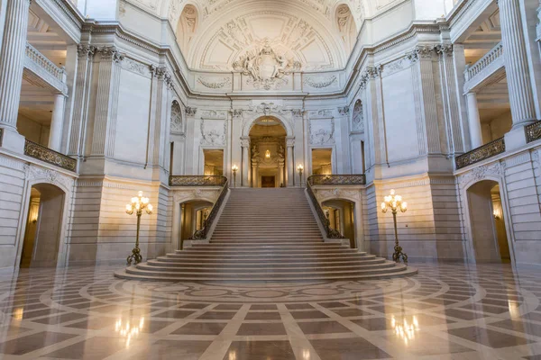 San Francisco, California, ABD - 1 Haziran 2017: San Francisco City Hall.