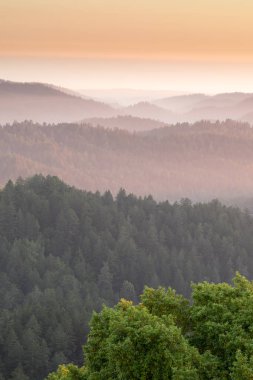 İnişli çıkışlı tepeler günbatımı.